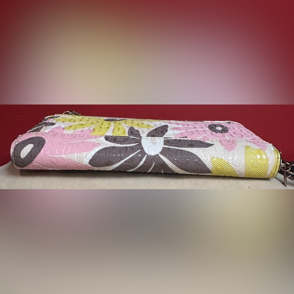 Guess MultiColor Floral Textured Coated Canvas/Fabric Zip Around Wristlet Wallet - Picture 4 of 16